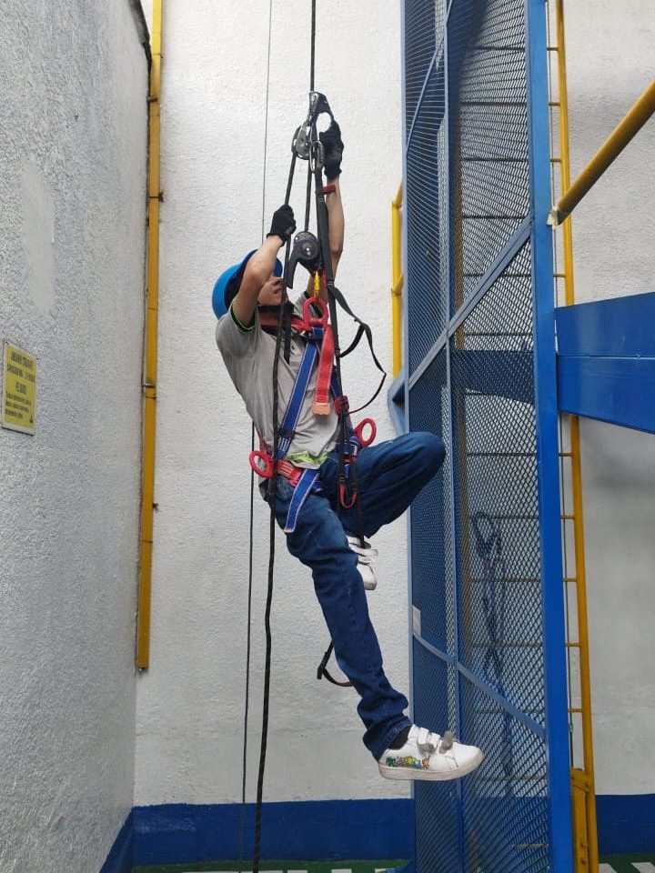 Curso dirigido a trabajadores que realizan labores en alturas. Proporciona los conocimientos teóricos y prácticos necesarios para ejecutar tareas de forma segura, incluyendo el uso correcto de equipos de protección, identificación de riesgos y procedimientos de prevención, cumpliendo con la normativa vigente.